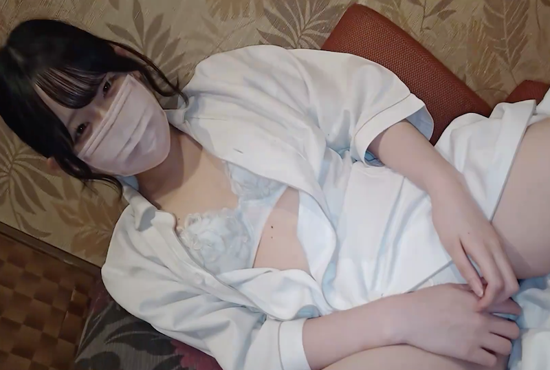 FC24692702 SSS级白皙无辜女孩,脱掉内衣用振动器自慰高潮!!她被一个令人毛骨悚然的老男人摆布~~ 素人