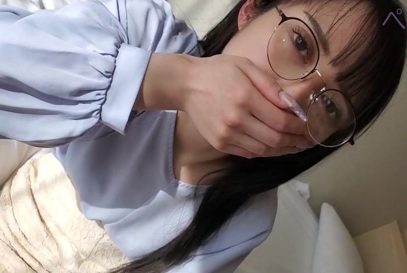 FC21849089 在酒店的秘密会议中，与眼镜 OL 在工作期间偷偷做爱～ 素人